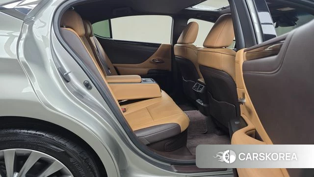 Lexus ES300h 7th generation 2021 Песочный из Кореи, фото 2