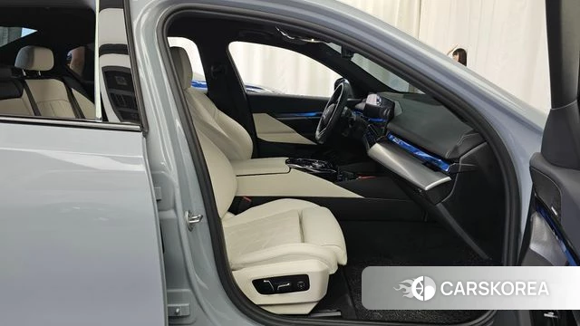 BMW 5 Series (G60) 2025 Светло-серебряный цвет из Кореи, фото 2