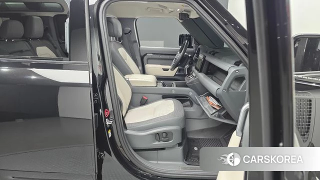 Land Rover Defender (L663) 2024 Черный из Кореи, фото 2