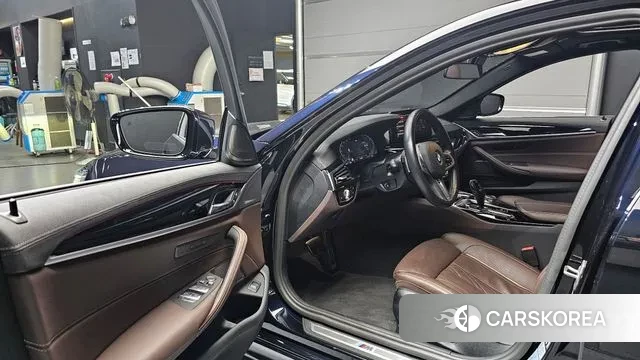 BMW 5 Series (G30) 2023 Черный из Кореи, фото 2