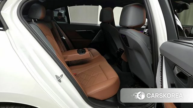 BMW 5 Series (G60) 2025 Белый из Кореи, фото 2