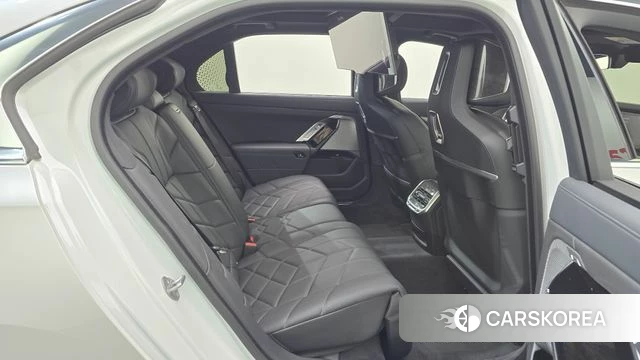 BMW 7 Series (G70) 2024 Белый из Кореи, фото 2