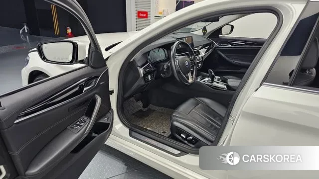 BMW 5 Series (G30) 2018 Белый из Кореи, фото 2