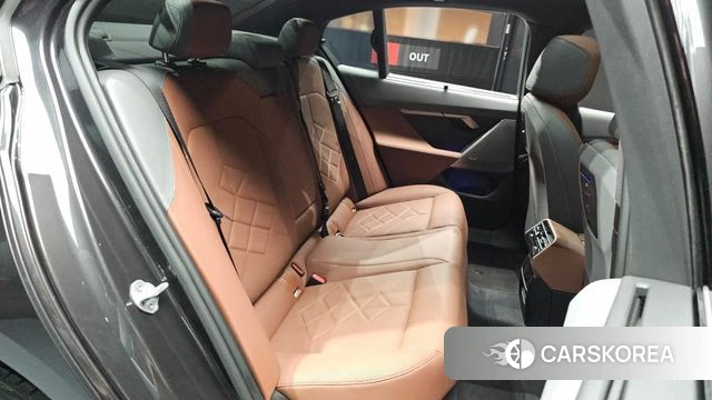 BMW 5 Series (G60) 2023 Серый из Кореи, фото 2