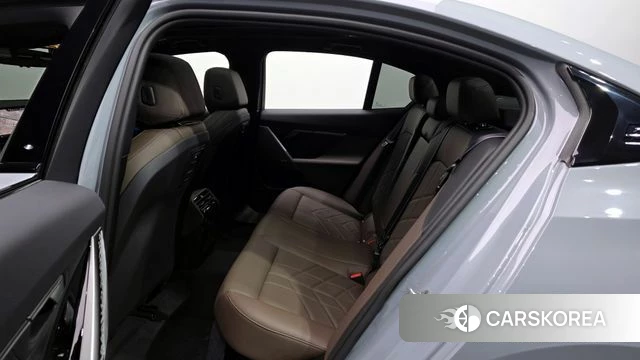 BMW 5 Series (G60) 2025 Светло-серебряный цвет из Кореи, фото 2