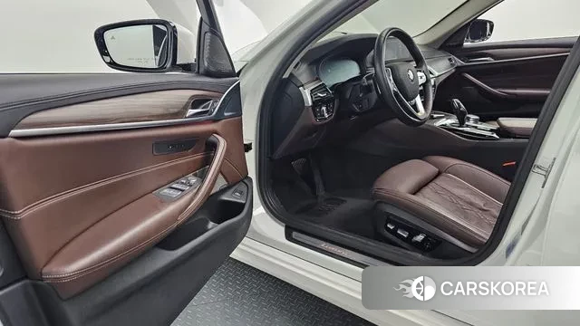 BMW 5 Series (G30) 2020 Белый из Кореи, фото 2