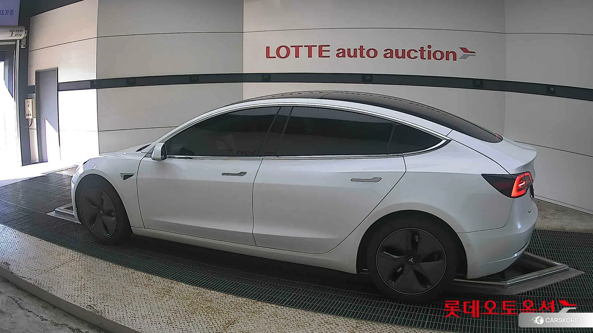 Tesla Model 3 Standard Range Plus RWD 2020 Pearl White Multi-coat из Кореи, фото 2