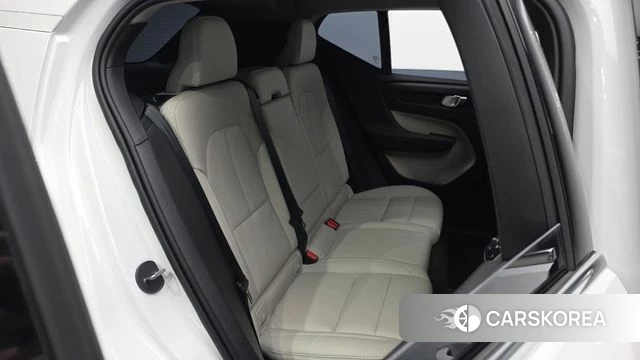 Volvo XC40 2024 Белый из Кореи, фото 2