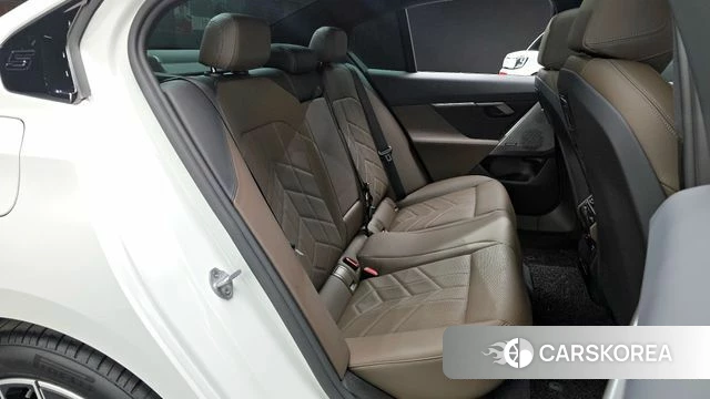 BMW 5 Series (G60) 2025 Белый из Кореи, фото 2