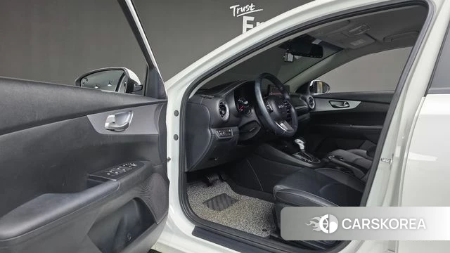 Kia The New K3 2nd generation 2021 Белый из Кореи, фото 2