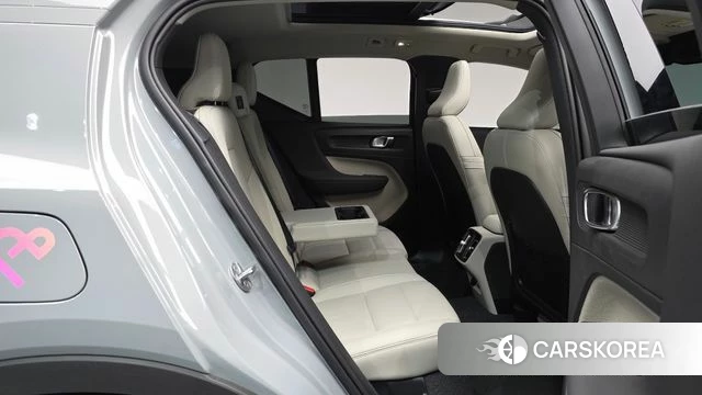 Volvo XC40 2024 Серебристо-серый из Кореи, фото 2