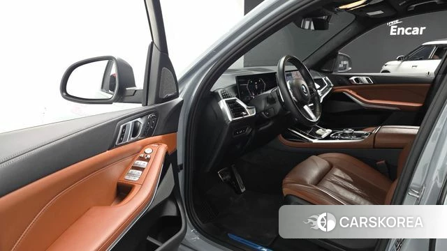 BMW X7 (G07) 2024 Серебристо-серый из Кореи, фото 2