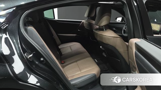 Lexus ES300h 7th generation 2023 Черный из Кореи, фото 2