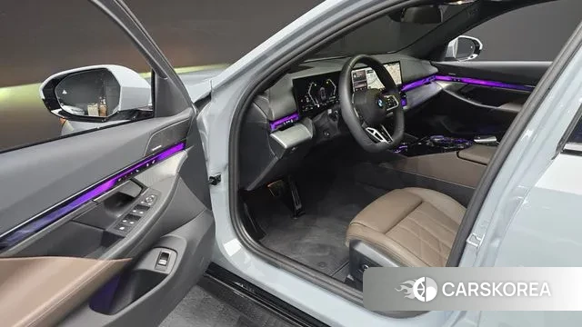 BMW 5 Series (G60) 2024 Светло-серебряный цвет из Кореи, фото 2