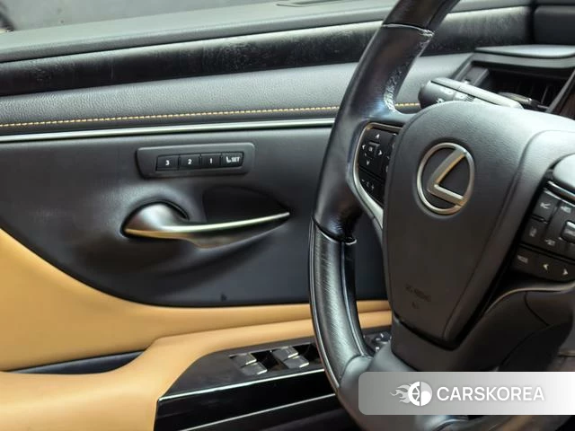 Lexus ES 2022 Серебристо-серый из Китая, фото 2