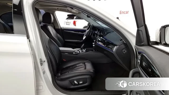 BMW 5 Series (G30) 2018 Белый из Кореи, фото 2