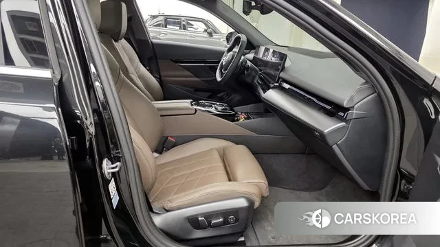 BMW 5 Series (G60) 2023 Черный из Кореи, фото 2