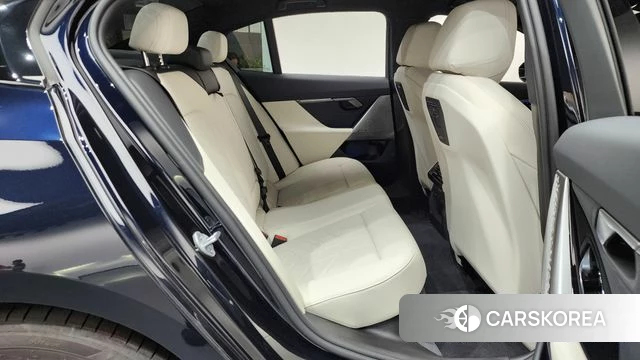 BMW 5 Series (G60) 2025 Черный из Кореи, фото 2