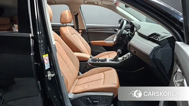 Audi Q3 (F3) 2023 Черный из Кореи, фото 2