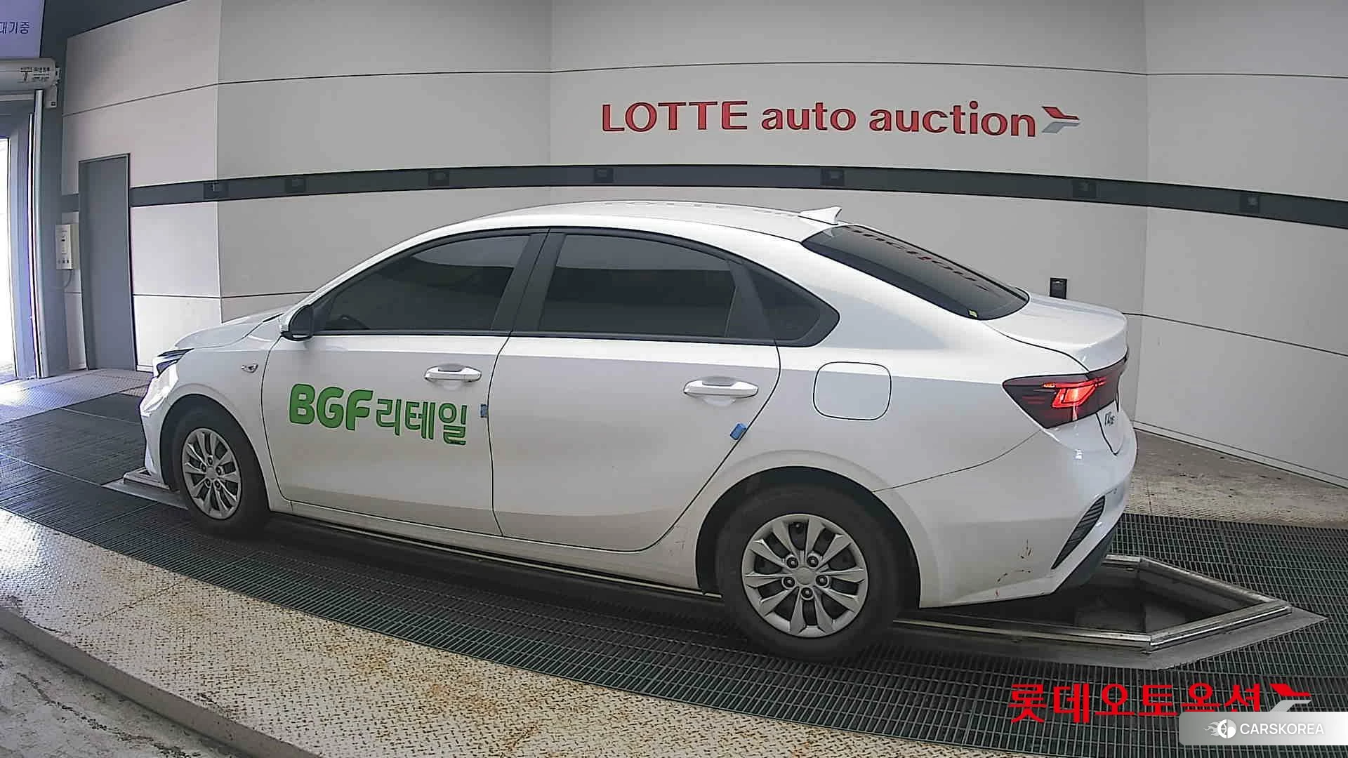 Kia K3 2023 Snow White Pearl из Кореи, фото 2