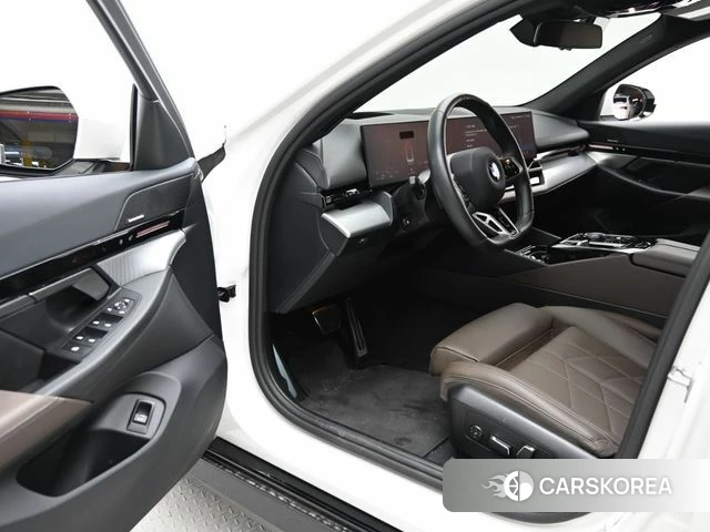 BMW 5 Series (G60) 2024 Белый из Кореи, фото 2