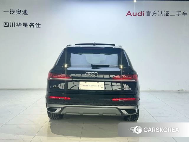 Audi Q7 2023 Черный из Китая, фото 2