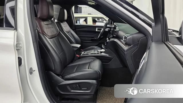 Ford Explorer 6th Generation 2022 Белый из Кореи, фото 2