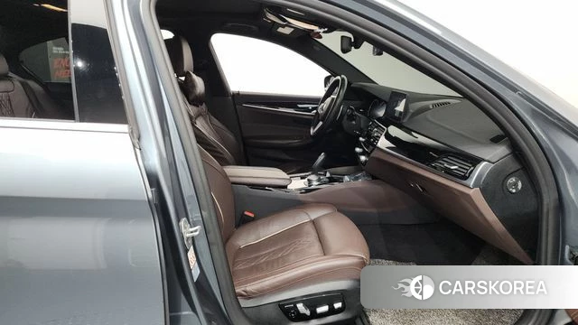 BMW 5 Series (G30) 2018 Серый из Кореи, фото 2