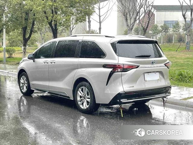 Toyota Saina 2022 Серебристо-серый из Китая, фото 2