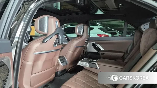 BMW 7 Series (G70) 2023 Черный из Кореи, фото 2