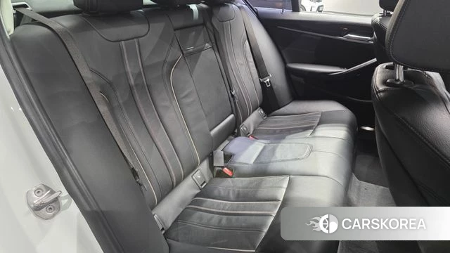 BMW 5 Series (G30) 2018 Белый из Кореи, фото 2