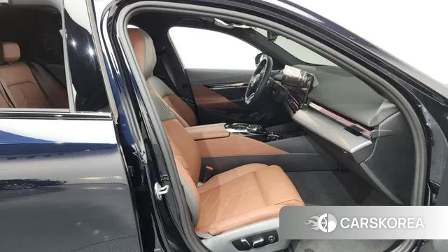 BMW 5 Series (G60) 2025 Черный из Кореи, фото 2