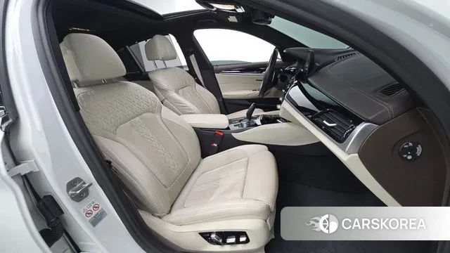 BMW 5 Series (G30) 2019 Белый из Кореи, фото 2