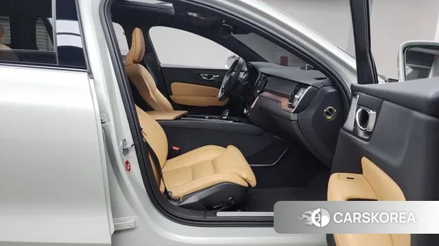 Volvo V60 Cross-Country 2nd Generation 2020 Серебряный из Кореи, фото 2