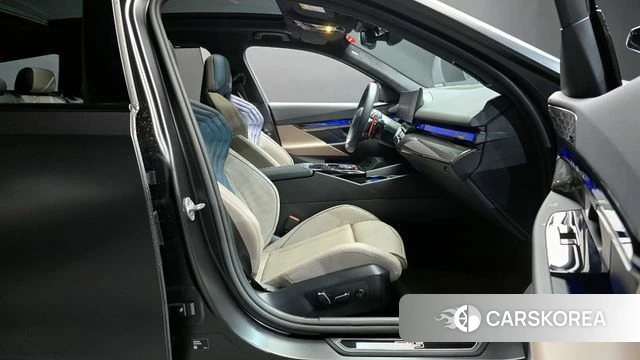 BMW M5 (G90) 2025 Серый из Кореи, фото 2