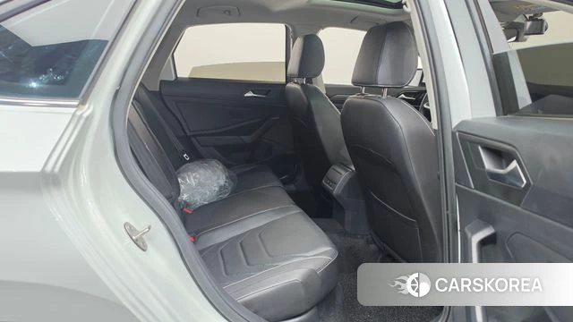 Volkswagen 7th Generation of Jetta 2023 Белый из Кореи, фото 2