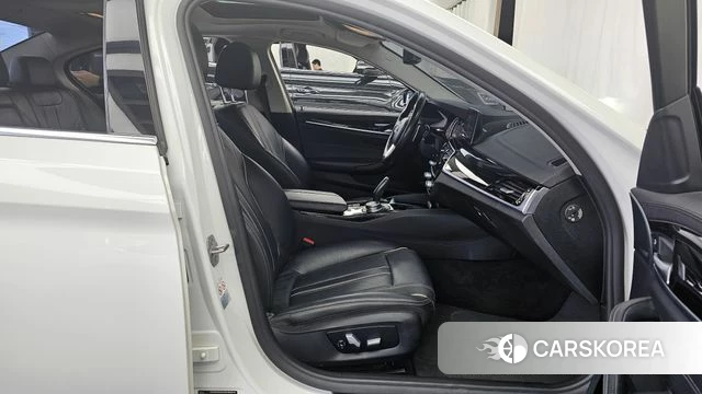 BMW 5 Series (G30) 2018 Белый из Кореи, фото 2