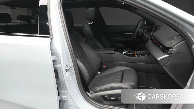 BMW 5 Series (G60) 2024 Светло-серебряный цвет из Кореи, фото 2