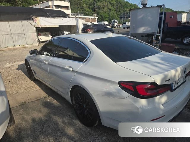 BMW 5 Series (G30) 2023 Белый из Кореи, фото 2