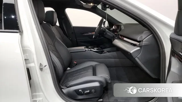 BMW 5 Series (G60) 2025 Белый из Кореи, фото 2