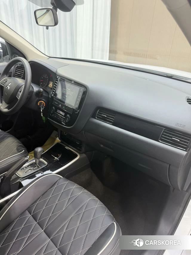 Mitsubishi  Outlander 2023 Белый из Китая, фото 2