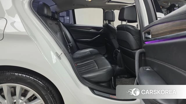 BMW 5 Series (G30) 2019 Белый из Кореи, фото 2