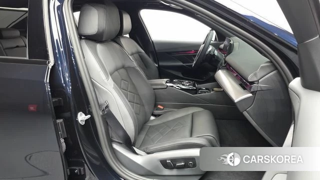 BMW 5 Series (G60) 2025 Черный из Кореи, фото 2