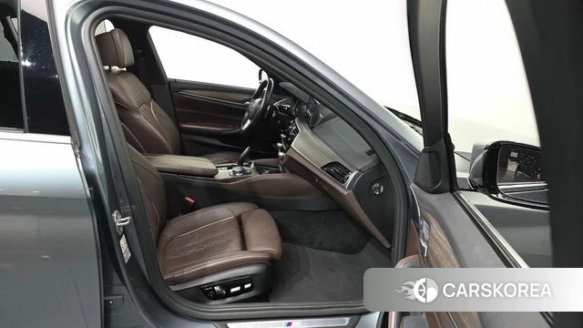 BMW 5 Series (G30) 2018 Серый из Кореи, фото 2