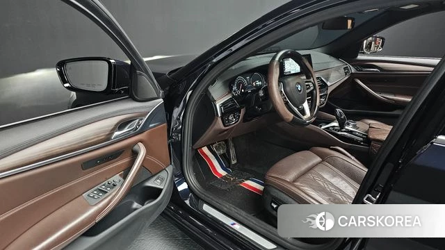 BMW 5 Series (G30) 2018 Черный из Кореи, фото 2