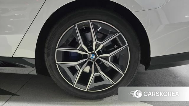 BMW 5 Series (G60) 2026 Белый из Кореи, фото 2