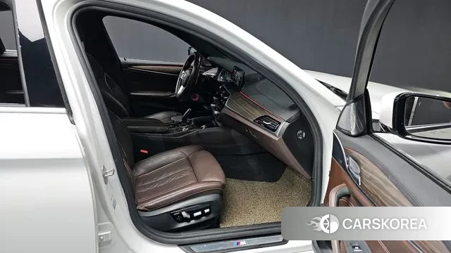 BMW 5 Series (G30) 2018 Белый из Кореи, фото 2