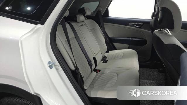 Kia Sportage 5th Generation Hybrid 2023 Белый из Кореи, фото 2