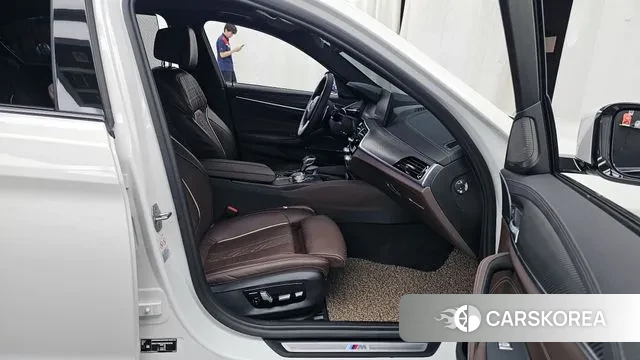 BMW 5 Series (G30) 2022 Белый из Кореи, фото 2