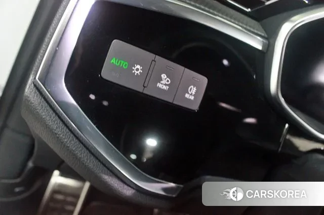 Audi Q3 (F3) 2024 Белый из Кореи, фото 2